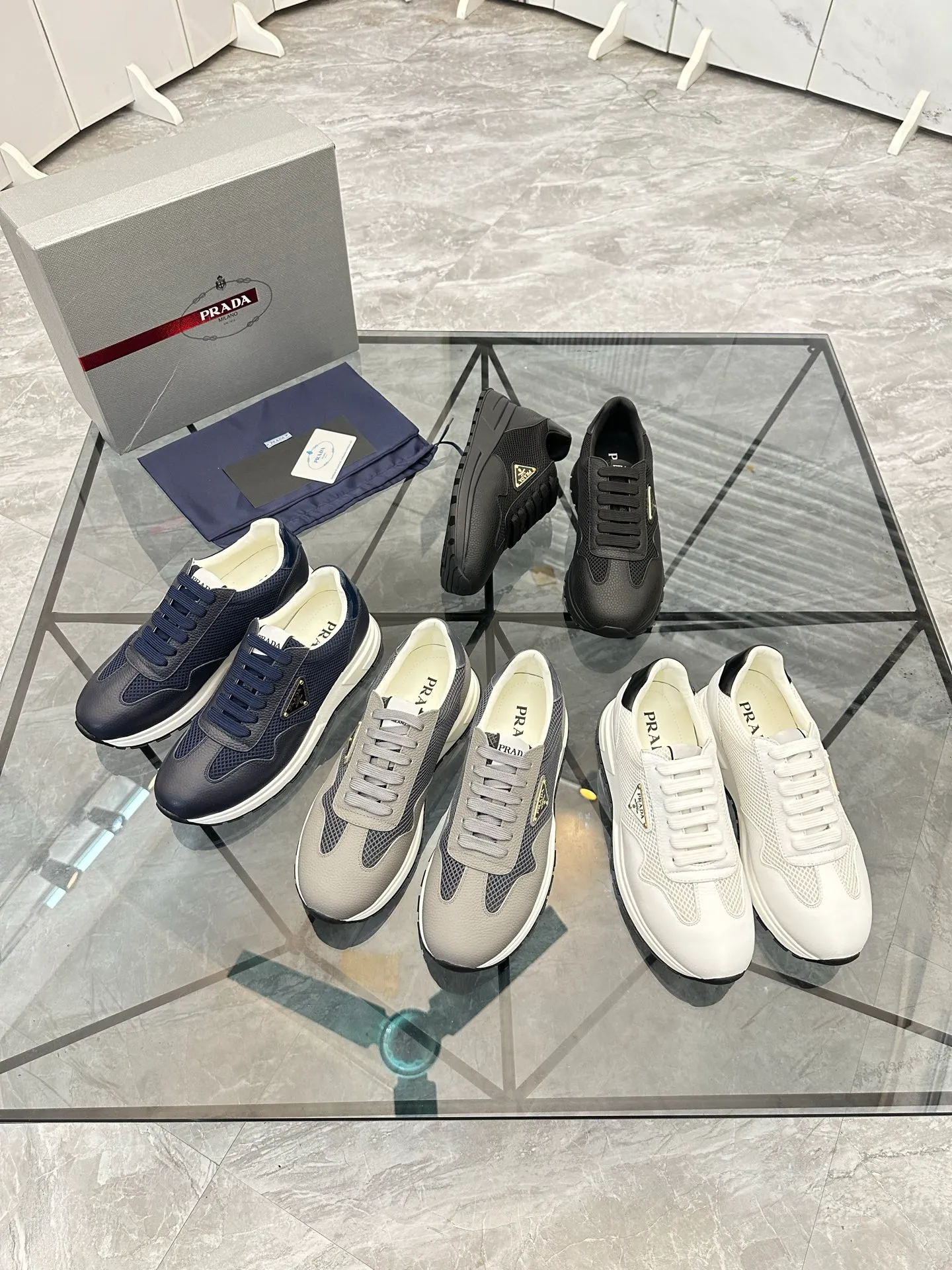 Men's shoes: 💰P600¥ High-end top quality Product trademark: Prada *"Prada*" low-top casual shoes Regular size: 38-45 (can be customized to 46) Product materials: imported first-layer cowhide stitching original material on the upper, water-dyed cowhide lining, cowhide foot pads, original outsole. No.: 001